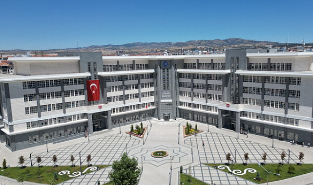 Çorum Belediyesi’nden üniversiteye başlayacak ihtiyaç sahibi öğrencilere 15 bin TL destek