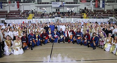 İzmir’de Balkan Halk Dansları kursunun final gösterisi düzenlendi