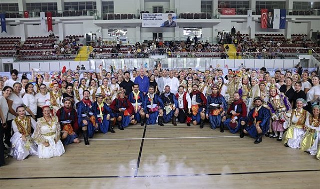 İzmir’de Balkan Halk Dansları kursunun final gösterisi düzenlendi