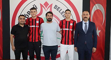 Karaköprü Belediyespor’da 2 genç futbolcu profesyonel sözleşme imzaladı