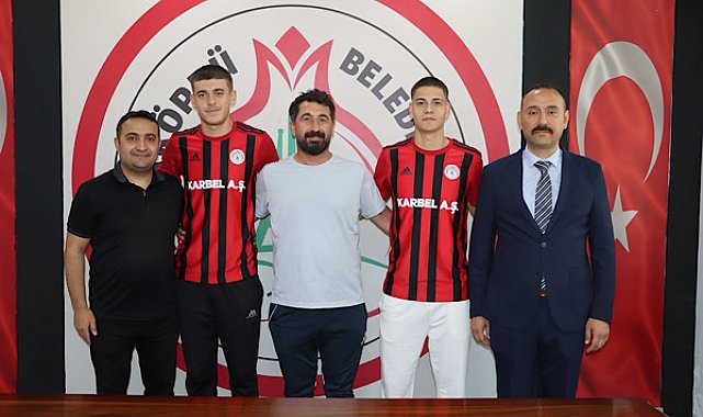 Karaköprü Belediyespor’da 2 genç futbolcu profesyonel sözleşme imzaladı
