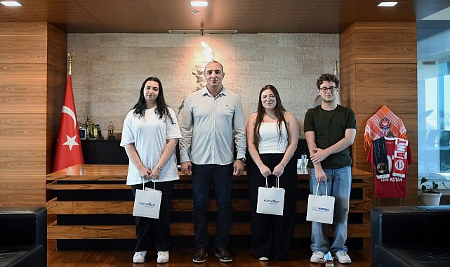 Konyaaltı’da üniversiteyi kazanan öğrenciler Başkan Kotan’ı ziyaret etti