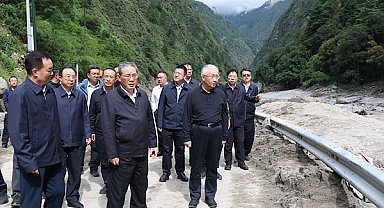 Li Qiang, afet bölgesinde arama-kurtarma çalışmalarını yönetiyor