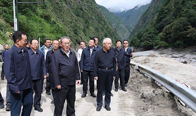 Li Qiang, afet bölgesinde arama-kurtarma çalışmalarını yönetiyor