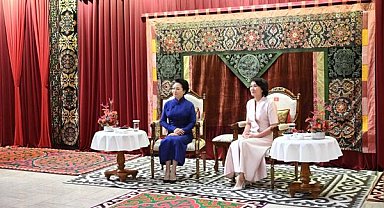 Peng Liyuan Kırgızistan Ulusal Tarih Müzesi’ni ziyaret etti