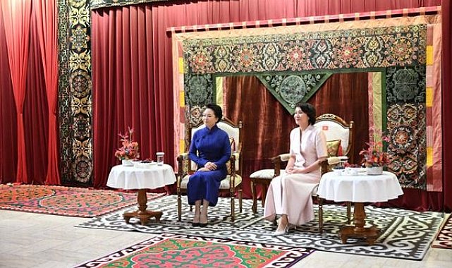 Peng Liyuan Kırgızistan Ulusal Tarih Müzesi’ni ziyaret etti