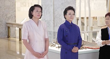 Peng ve Japarova, Kırgızistan Ulusal Tarih Müzesi’ni ziyaret etti