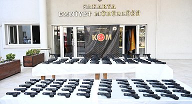 Sakarya’da kaçak silah sevkiyatına operasyon: 100 ruhsatsız tabanca ele geçirildi