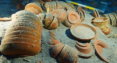 Adrasan açıklarındaki batıktan 2 bin 100 yıllık seramikler çıkarıldı