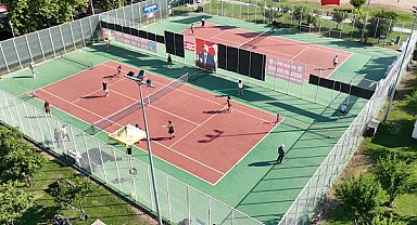Antalya’da ücretsiz tenis kursları düzenleniyor