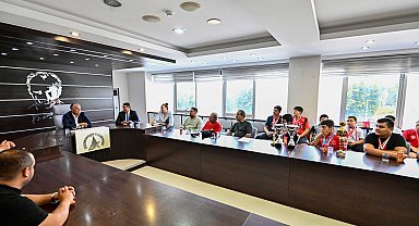 Başkan Uysal, Muratpaşa Belediyespor güreşçileriyle bir araya geldi