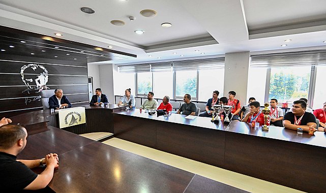 Başkan Uysal, Muratpaşa Belediyespor güreşçileriyle bir araya geldi