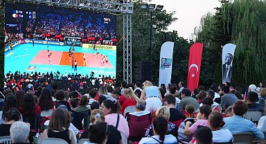Beşiktaş'ta Filenin Sultanları'nın şampiyonluk maçı dev ekrandan izlendi