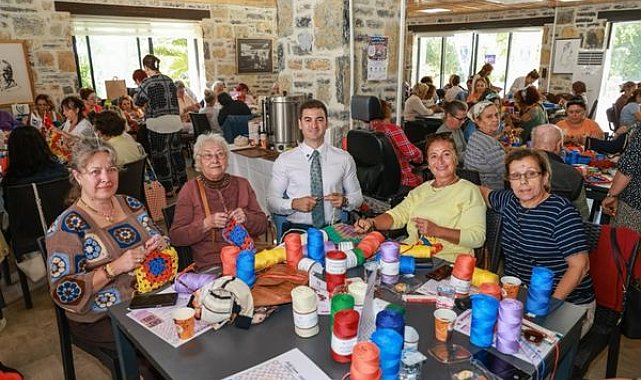 Bodrumlu kadınlar sokakları örgü motifleriyle renklendirecek