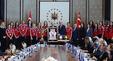 Cumhurbaşkanı Erdoğan, şampiyon milli voleybolcuları kabul etti
