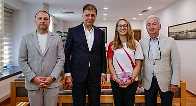 Dünya Yenihayat, Akdeniz Oyunları’ndaki madalyalarını Tugay ile paylaştı