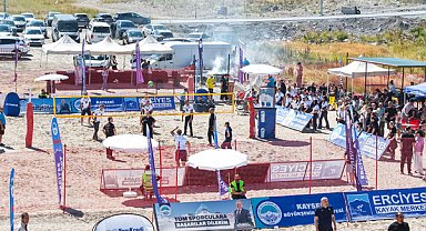 Erciyes’te 2 bin 200 metre rakımda plaj voleybolu turnuvası düzenlendi
