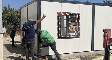 Erdemli Belediyesi, ürettiği konteyner derslikleri okula teslim etti