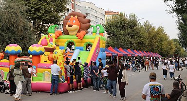 Eskişehir’de “Arabasız Pazar” etkinliğinde bulvarlar yayalara kaldı