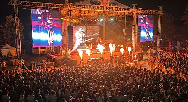 GaziFest’in ikinci gününde Ahiyan ve Mavi Gri sahne aldı