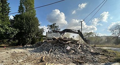 Gölcük’te iki metruk bina daha yıkıldı