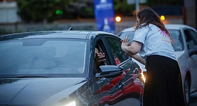 İnciraltı’nda açık havada araba sineması etkinliği düzenlendi