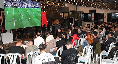 Isparta’da Beşiktaş-Marsilya maçı dev ekranda izlendi