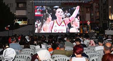 Isparta’da Filenin Sultanları’nın şampiyonluk maçı dev ekrandan izlendi