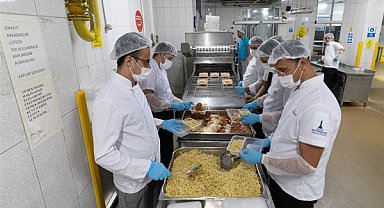 İzmir’de günlük 42 bin kişilik sıcak yemek üretiliyor