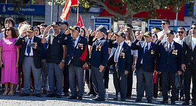 İzmir'in kurtuluşunun 104. yıl dönümü bayrak töreniyle kutlandı