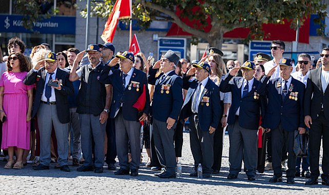 İzmir'in kurtuluşunun 104. yıl dönümü bayrak töreniyle kutlandı