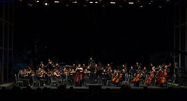 İzmir Oda Orkestrası yeni sezonu Zeytin Sahne’de açtı
