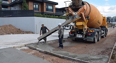 İzmit Belediyesi, Kabaoğlu’nda beton yol çalışmalarını sürdürüyor