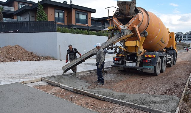 İzmit Belediyesi, Kabaoğlu’nda beton yol çalışmalarını sürdürüyor