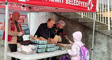 İzmit Belediyesi'nden öğrencilere pizza ve ayran ikramı