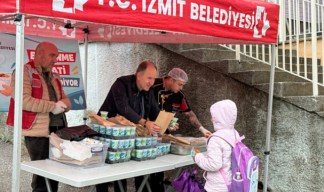 İzmit Belediyesi'nden öğrencilere pizza ve ayran ikramı