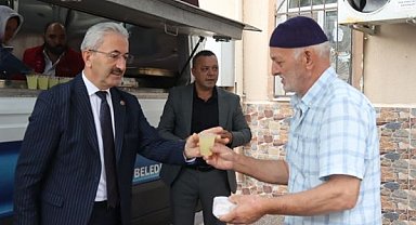 İzmit Belediyesinden Yenimahalle’de cuma ikramı