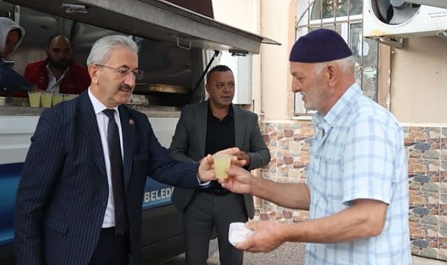 İzmit Belediyesinden Yenimahalle’de cuma ikramı