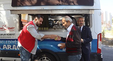 İzmit’te Cuma namazı çıkışında cemaate kek ve limonata ikram edildi