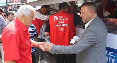 İzmit’te Cuma namazı sonrası vatandaşlara ikram