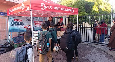 İzmit’te öğrencilere poğaça ve ayran ikramı
