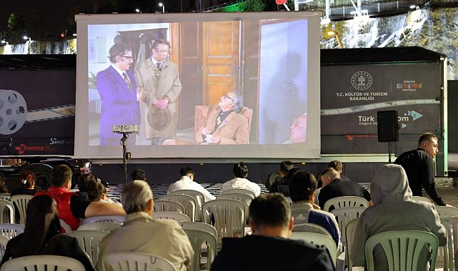 Keçiören'de Açık Hava Sineması'nda “Hababam Sınıfı” gösterildi