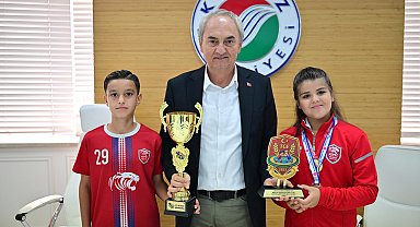 Kepez’in genç şampiyonları Başkan Kocagöz’ü ziyaret etti