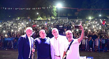 Kırkağaç'ta kurtuluş yıl dönümü ve kavun festivali kapsamında konser düzenlendi