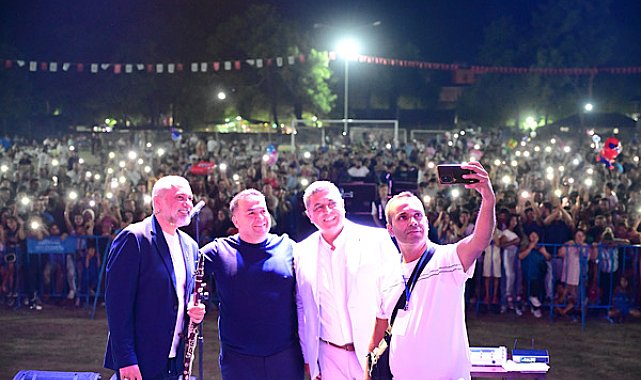 Kırkağaç'ta kurtuluş yıl dönümü ve kavun festivali kapsamında konser düzenlendi