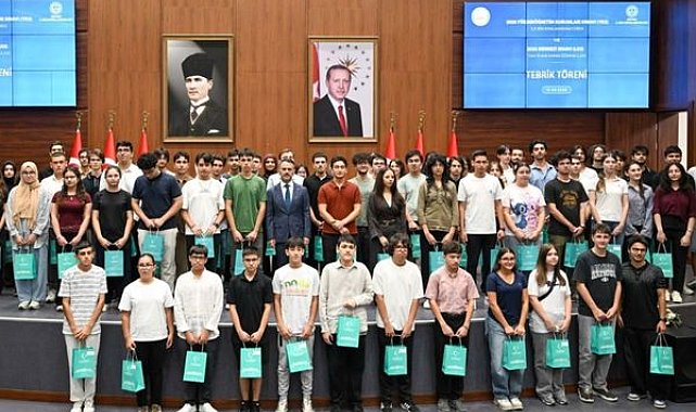 Kocaeli’de YKS ve LGS derecesi yapan öğrenciler ödüllendirildi