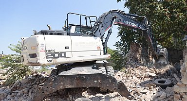 Konak Belediyesi metruk yapıların yıkımını sürdürüyor