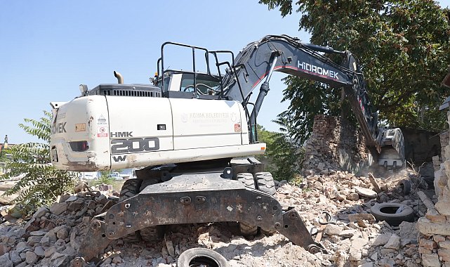 Konak Belediyesi metruk yapıların yıkımını sürdürüyor