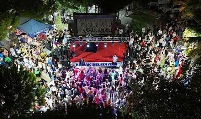 Konak’ta 80’ler ve 90’lar temalı şenlik düzenlendi