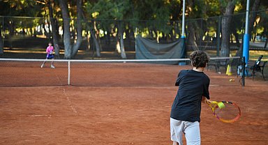Konyaaltı’nda çocuklara Cumhuriyet Bayramı kapsamında tenis turnuvası